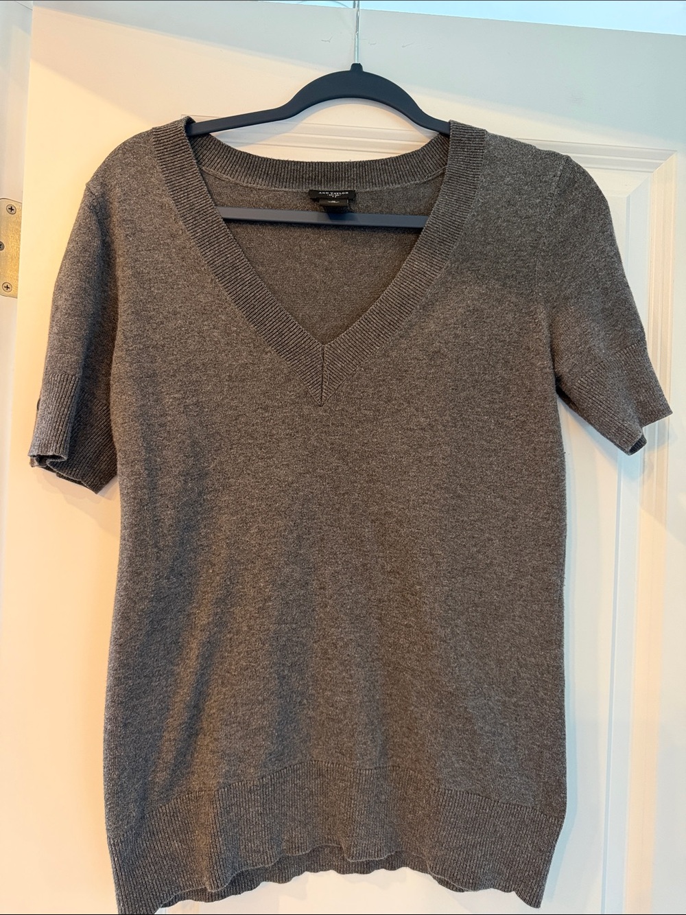 Ann Taylor Gray V-Neck Knit Short Sleeve Sweater
